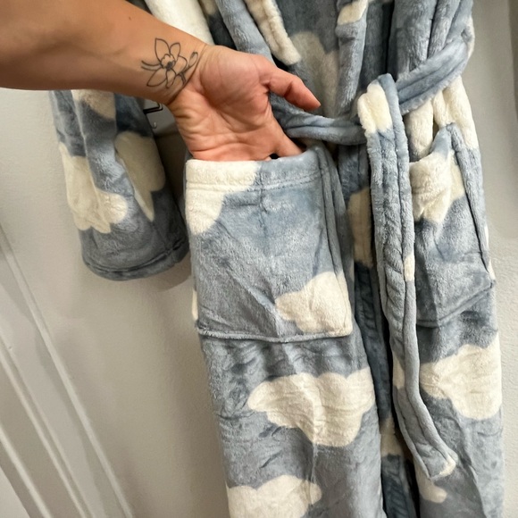 Cloud Patterned Robe - Picture 4 of 5